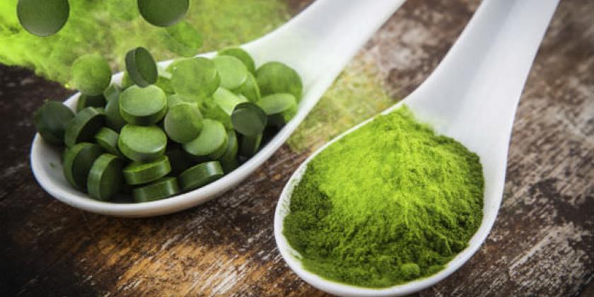 ¿Qué es la espirulina? La espirulina es un alga de color verde o azul famosa por ser una fuente importante de proteínas, vitaminas y minerales, por lo que destaca por su alto valor nutritivo