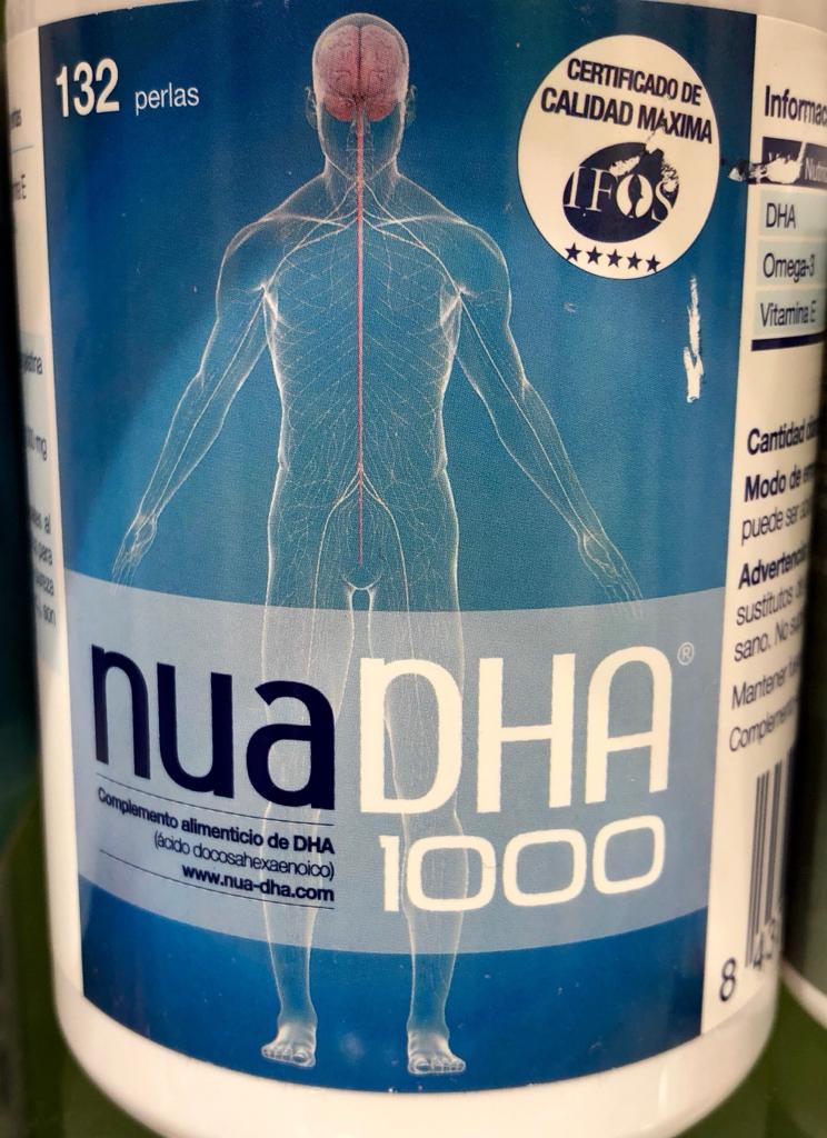El DHA es un ácido graso omega-3 que se encuentra en la grasa de del pescado azul. Es uno de los ácidos grasos omega-3 más importantes para la salud junto con el EPA. Su importancia radica en que no pueden fabricarse por nuestro organismo, por lo que su obtención depende directamente de los alimentos que ingerimos.