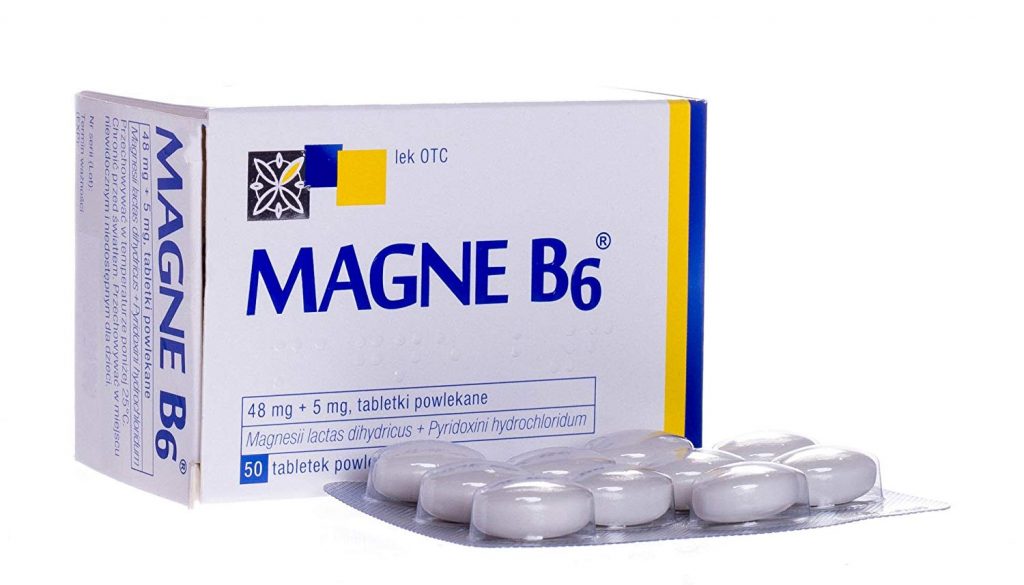 El magnesio y la vitamina B6, pese a que el primero es un mineral y el segundo una vitamina, tienen en común que ambos son nutrientes esenciales para el correcto funcionamiento del organismo, estando demostrado que una deficiencia de los mismos puede tener un impacto negativo en nuestra salud.El magnesio es, como hemos comentado, un mineral y por lo tanto un componente inorgánico, al contrario que todas las vitaminas, como la B6, que son componentes orgánicos. Esta diferencia básica provoca que magnesio y vitamina B6, aunque puedan encontrarse en los mismos alimentos, reaccionen químicamente de manera distinta y, por lo tanto, tengan unas funciones fisiológicas diferentes.