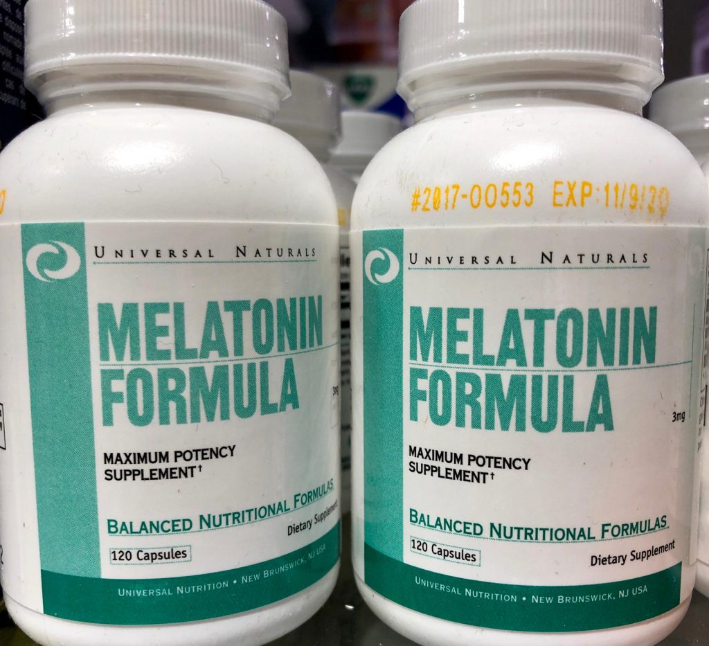 La melatonina es producida por la glándula pineal, y participa en una gran variedad de procesos celulares, neuroendocrinos y neurofisiológicos. 