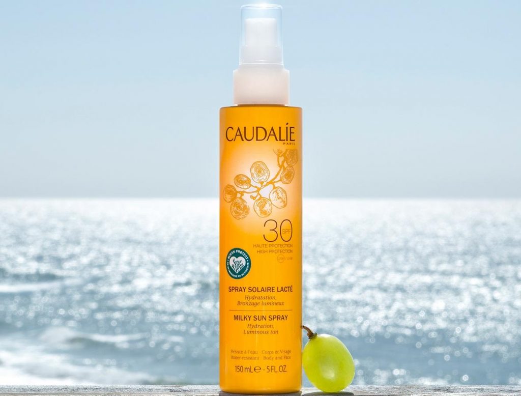 La Crème Solaire Visage Anti-rides SPF50 Caudalie offre à la peau une protection maximale UVA/UVB pour un bronzage naturel, lumineux et durable tout en préservant sa jeunesse.