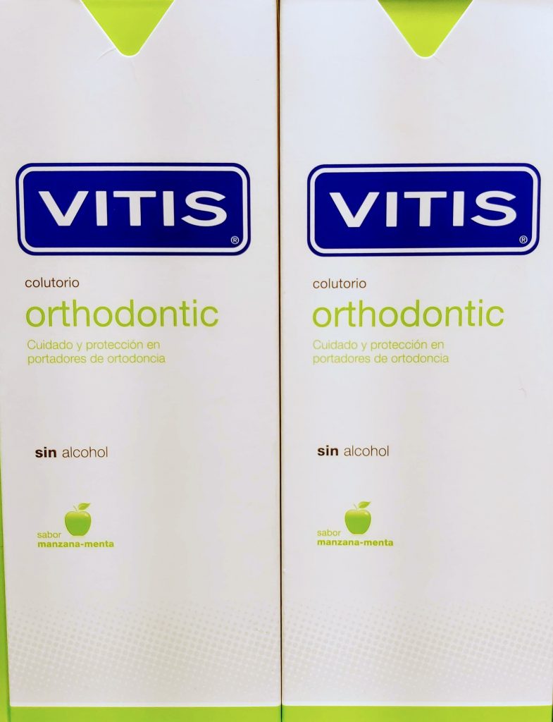 VITIS Orthodontic Colutorio es un enjuague de uso diario formulado especialmente para la higiene bucal diaria de los portadores de ortodoncia