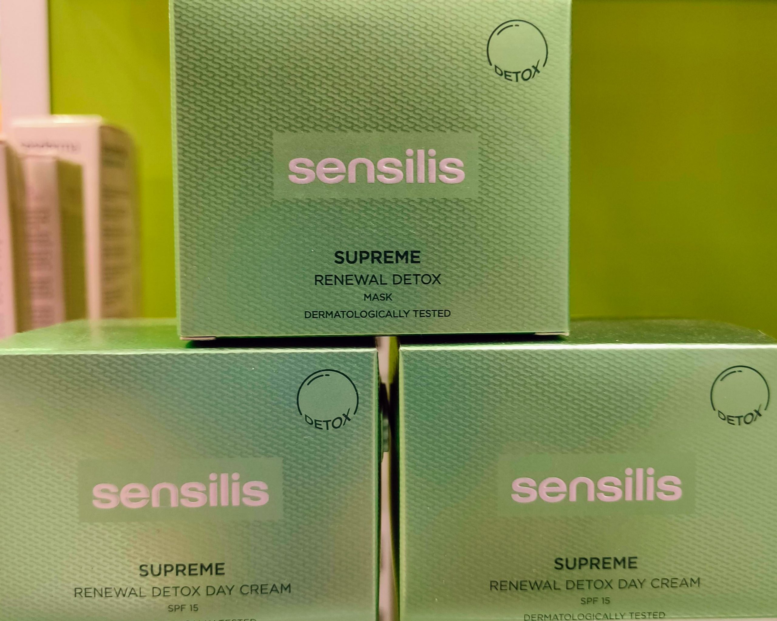 Comprar Sensilis Supreme Renewal Detox Mask 75 ml. es una mascarilla especialmente formulada con una mezcla de aceites vegetales naturales que le confieren propiedades regeneradoras, detoxificantes e hidratantes a la piel