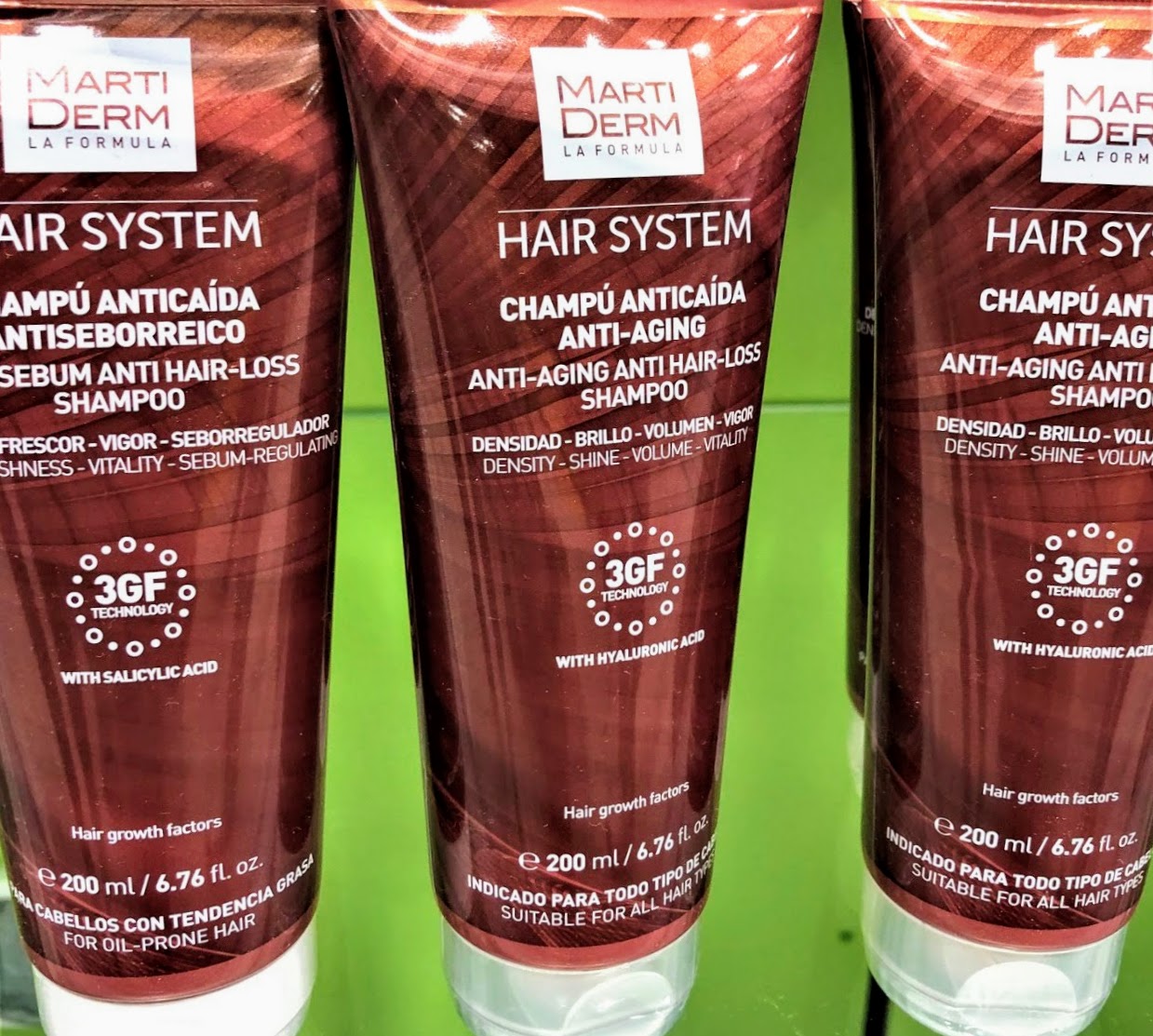 Hair System Champú Anti caída Antiaging - 200 ml USO Diario Combate el envejecimiento capilar y mejora el anclaje al cuero cabelludo. Aporta densidad, brillo, volumen y vigor.