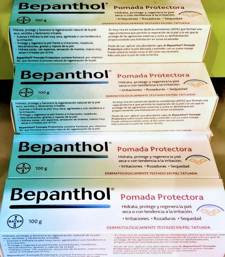 Bepanthol® Pomada Protectora es una emulsión externa oleosa protegiendo la piel frente al contacto de sustancias irritantes a la vez que actúan de barrera