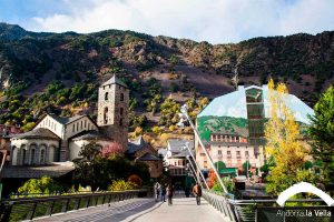 Andorra la Vella està situada a 1.013 metres d'altitud i compta amb 23.000 habitants,  el que la converteix en la capital més alta d’Europa i la ciutat més poblada del Pirineu. La parròquia d’Andorra la Vella està formada per tres nuclis urbans: la Margineda, Santa Coloma i Andorra la Vella, que és la capital del Principat d’Andorra. El Comú és la Institució que administra la parròquia. Els seus òrgans de representació política són els Consells de Comú i les Juntes de Govern.