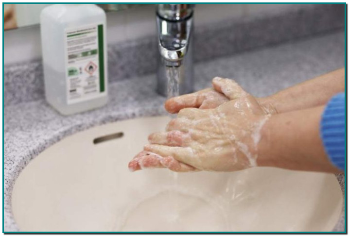 El lavado de manos correcto te protege de contraer la COVID-19, aunque conviene tener un gel o líquido desinfectante, por si necesitas salir de casa y sabes que no tendrás cerca un baño donde lavártelas