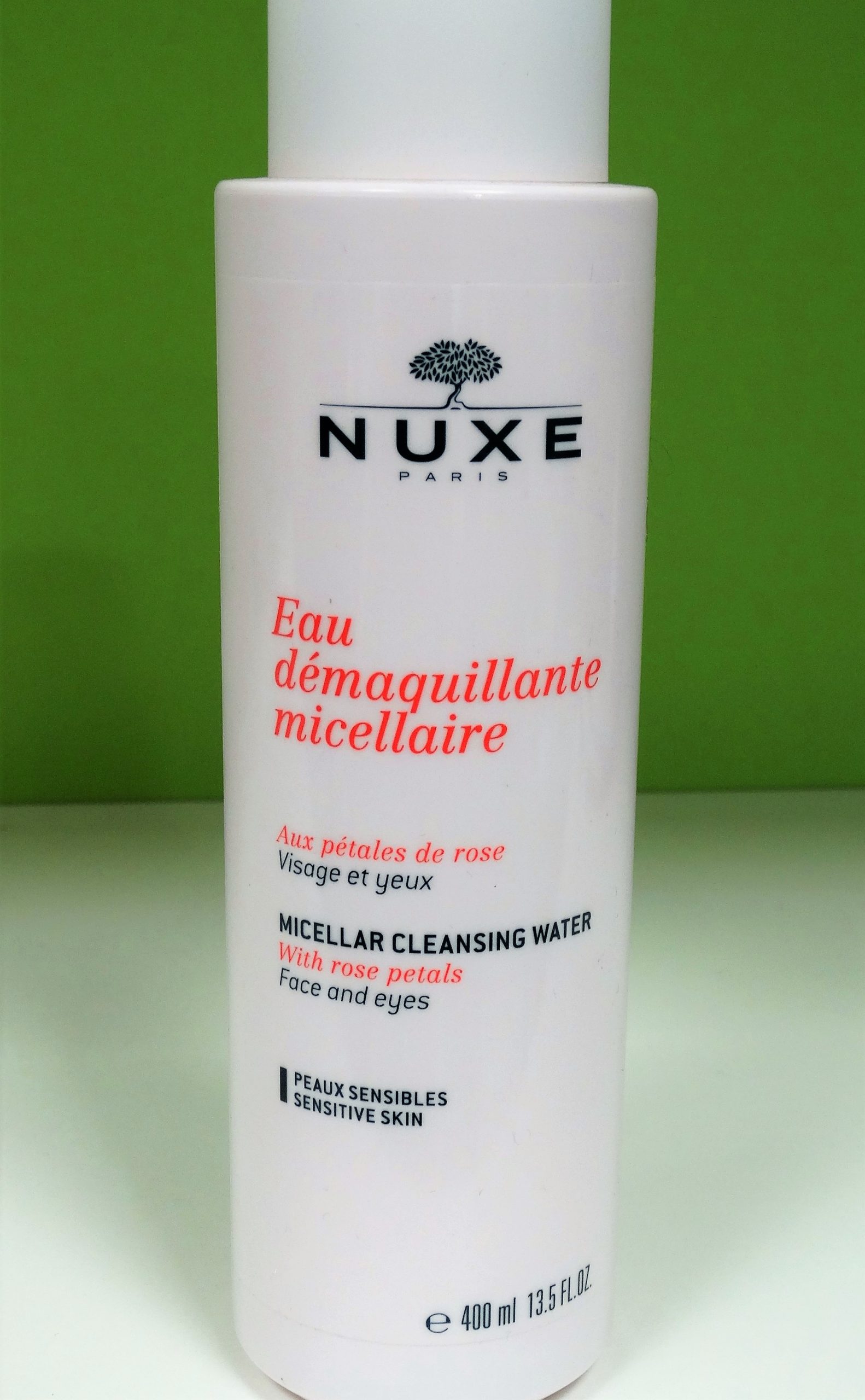 Nuxe Eau Micellaire desmaquillante es una suave solución líquida para limpiar el rostro, ojos y labios de forma efectiva y delicada