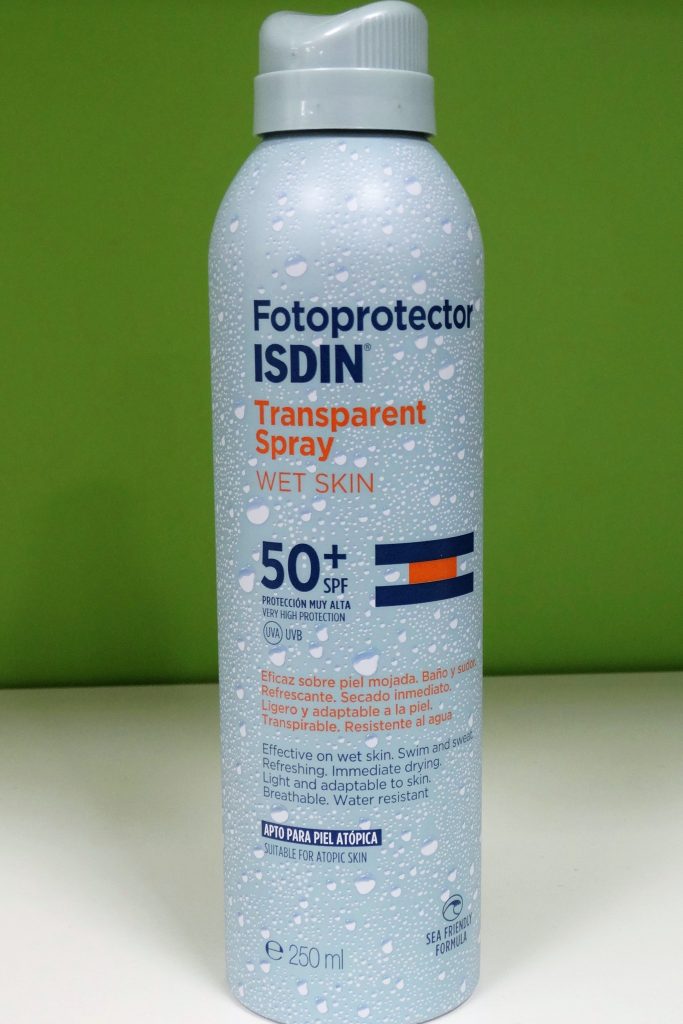 Fotoprotector ISDIN Transparent Spray WET SKIN SPF 50+ El único spray transparente que puede aplicarse incluso en piel mojada. Protección solar para piel normal, mixta y grasa. Específicamente desarrollado para su aplicación tanto en piel mojada como seca.