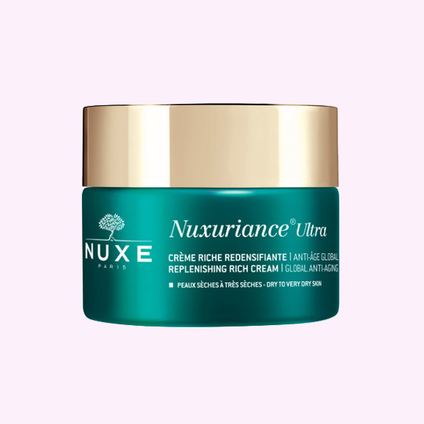 NUXE REDENSIFICANTE ANTIEDAD Las pieles sensibles no entienden de edadesa Nuxuriance Ultra Crema Rica Redensificante de Nuxe es todo lo que necesitas. Un cosmético creado específicamente para potenciar el esplendor y la luminosidad de las pieles castigadas por la sequedad, así como para combatir todos los indicios del envejecimiento, rellenar las arrugas hasta un 92 % y refedefinir el óvalo facial. Un '2 en 1' de lo más efectivo cuya fórmula de flor preciosa de azahar, frambuesa, sándalo y células vegetales de Buganvilla estimula el metabolismo de las células. NUXE REDENSIFICANTE ANTIEDAD Las pieles sensibles no entienden de edadesa Nuxuriance Ultra Crema Rica Redensificante de Nuxe es todo lo que necesitas. Un cosmético creado específicamente para potenciar el esplendor y la luminosidad de las pieles castigadas por la sequedad, así como para combatir todos los indicios del envejecimiento, rellenar las arrugas hasta un 92 % y refedefinir el óvalo facial. Un '2 en 1' de lo más efectivo cuya fórmula de flor preciosa de azahar, frambuesa, sándalo y células vegetales de Buganvilla estimula el metabolismo de las células. 