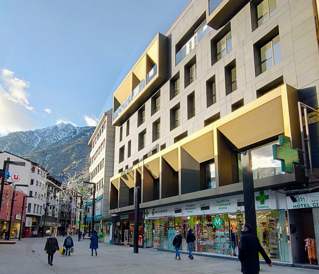 Ja podem veure la nova façana de la Gran Farmàcia Online Andorra