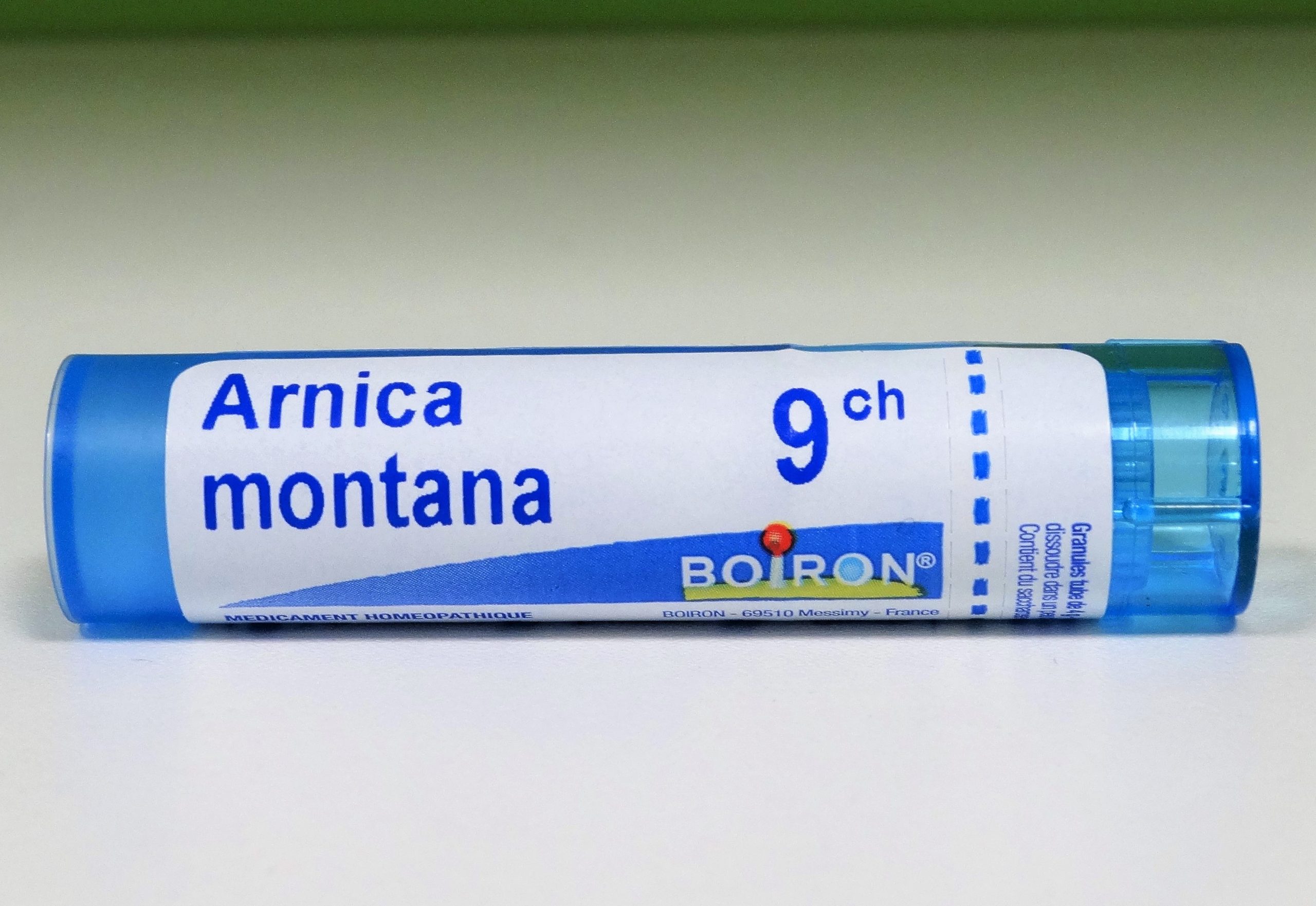 Boiron Arnica Montana 9CH tubo gránulos. Es un medicamento homeopático tradicionalmente utilizado para el tratamiento de los traumatismos musculares