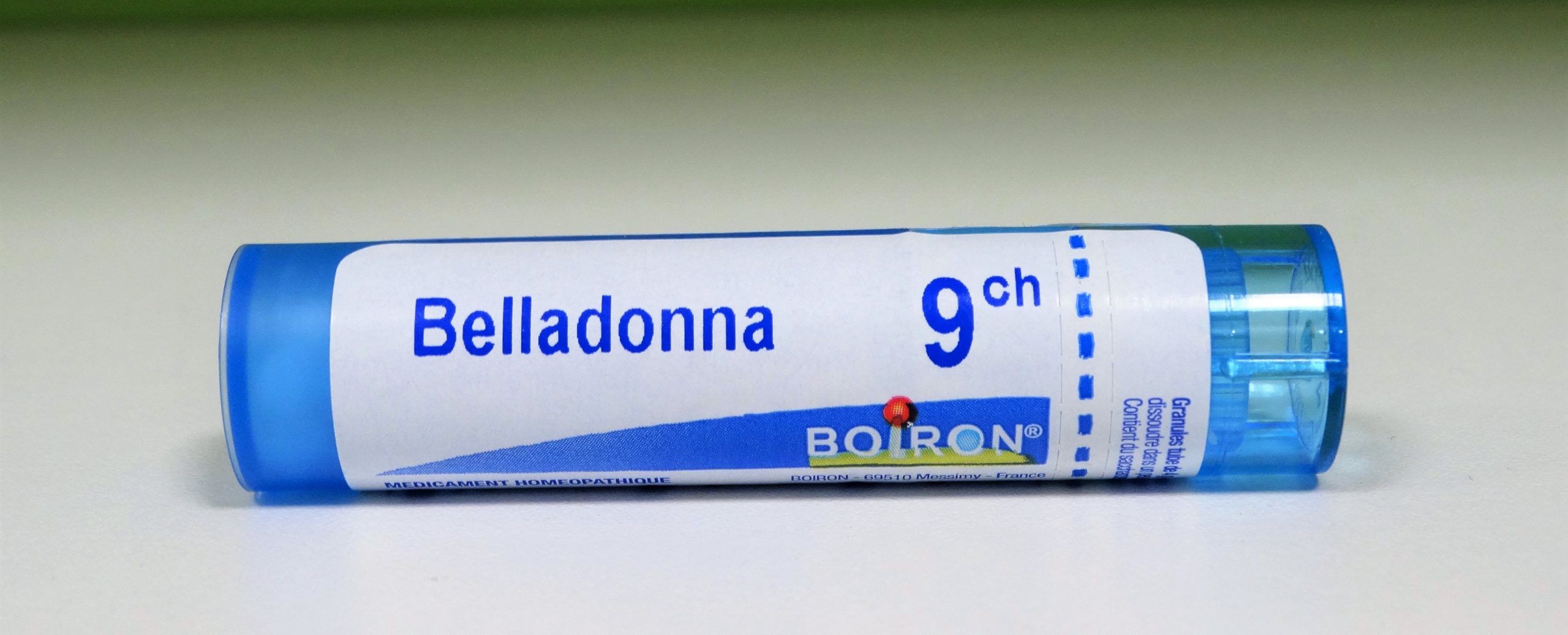 Boiron Belladonna 9CH es un medicamento homeopático tradicionalmente utilizado para tratar diferentes problemas y patologías como la rinofaringitis, anginas, laringotraqueitis; sofocos; insolaciones; crisis hipertensivas; rash escalatiniforme etc.