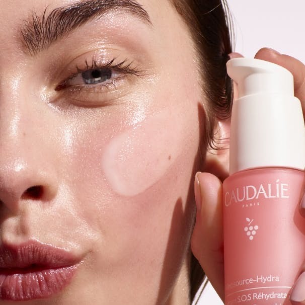 Si tienes el aceite de noche regenerador VINOSOURCE de CAUDALIE recuerda que puedes mezclarlo con el Serum de Caudalie