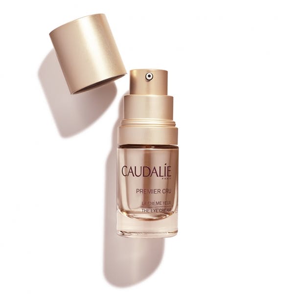 Premier Cru de CAUDALIE El Contorno de Ojos lleva a cabo una acción antiedad completa, así como un embellecimiento inmediato