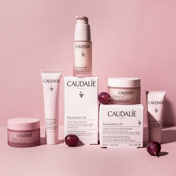CAUDALIE CREMA CACHEMIR REDENSIFICANTE. Gracias a su asociación patentada de Resveratrol, ácido hialurónico y booster de colágeno vegano, la Crema Cachemir corrige las arrugas, reafirma y redensifica la piel