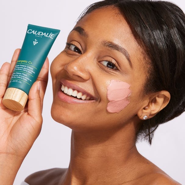 La Mascarilla CAUDALIE Instant Detox Vinergetic C+ limpia la piel de todas sus impurezas, elimina el exceso de sebo y minimiza los poros. El cutis queda fresco, nítido y resplandeciente. Beneficios: EFECTO DETOXIFICANTE 100%*
