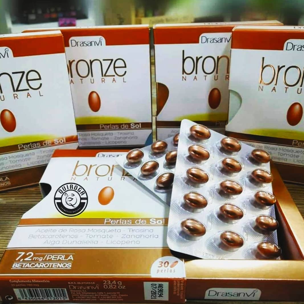 Perlas DRASANVI Bronze a base de ingredientes como: ? Aceite de rosa mosqueta ? Extracto seco de tomate ? Zanahoria ? Alga dunaliella ?Vitamina A, E, C y B2