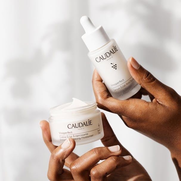 Producto emblemático de Caudalie, el Sérum Resplandor Antimanchas Vinoperfect ya ha conquistado a millones de mujeres con su acción antimanchas excepcional.