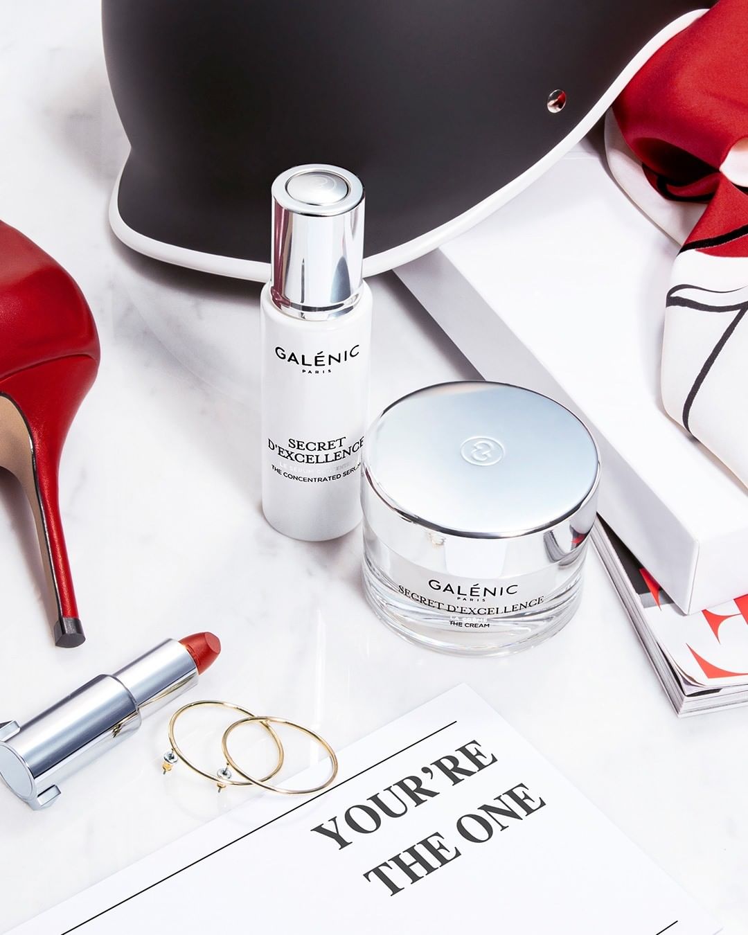 Nuestro secreto para estar elegante en cualquier momento es el dúo Secret D´ Excellence GALENIC. La combinación perfecta de eficacia y placer refinado, para una piel radiante y joven. ?