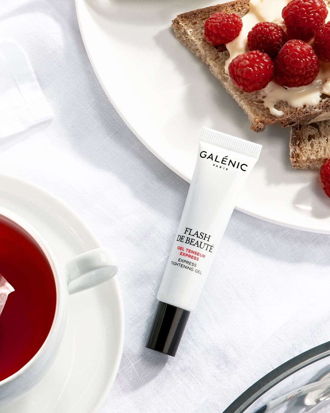 Piel radiante desde que te despiertas con GALÉNIC Flash de Beauté! ? En solo 3 minutos verás como desaparecen, las arrugas y bolsas de tus ojos, como por arte de magia