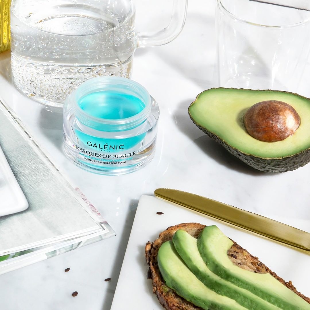 Aplica Masques de Beauté GALÉNIC Mascarilla Desalterante Hidratante, déjala actuar de 3 a 5 minutos (lo que dure tu canción fav) ?, retira el exceso y...¡dile hola a una piel MUY FRESH!