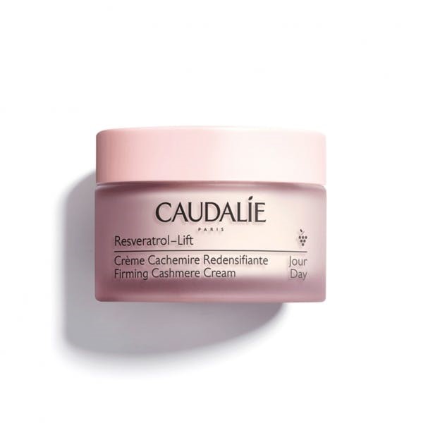 CAUDALIE CREMA CACHEMIR REDENSIFICANTE. Gracias a su asociación patentada de Resveratrol, ácido hialurónico y booster de colágeno vegano, la Crema Cachemir corrige las arrugas, reafirma y redensifica la piel