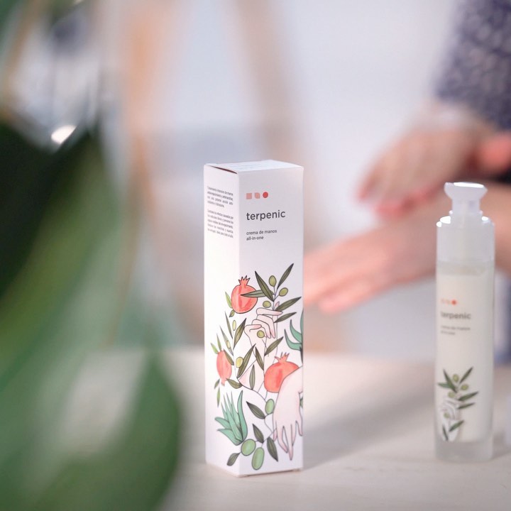 Premiada como Terpenic Best body hand cream 2021 por los Orgànics Clean Awards de @organicsmagazine, la crema de manos all-in-one es uno de los 3 productos galardonados de nuestra #cosmeticailustrada