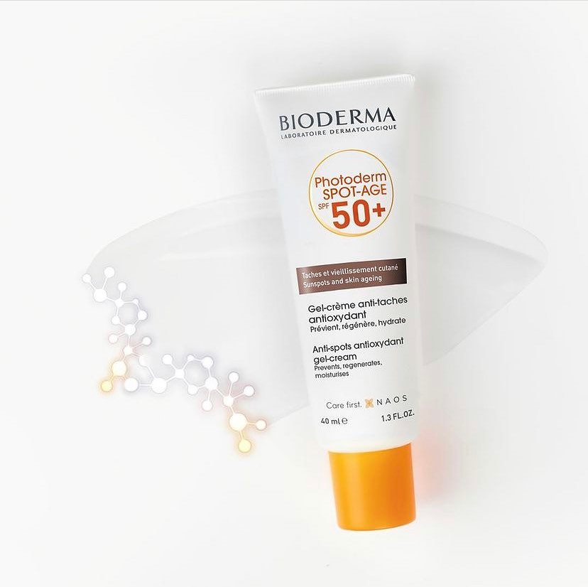 BIODERMA Photoderm Spotage SPF50 ha sido formulado con antioxidantes como Vitamina E y C y Centella Asiática que aportan una acción antienvejecimiento