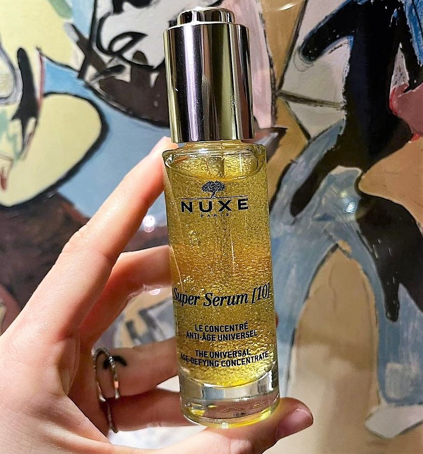 Por la mañana y por la noche, aplica unas gotas de NUXE Super-Serum [10] antes de tu tratamiento diario y sobre la piel limpia, para estimular los mecanismos naturales de juventud de tu piel