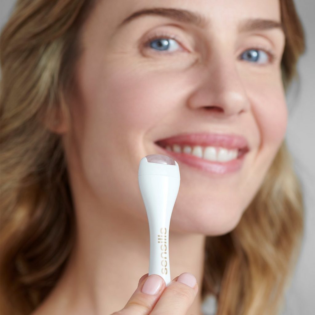 Empieza a utilizar SENSILIS Eternalist A.G.E. [Cuello, Escote y Brazos], el nuevo tratamiento lifting con textura bálsamo ideal para reafirmar, elevar y corregir anillos de venus y doble mentón