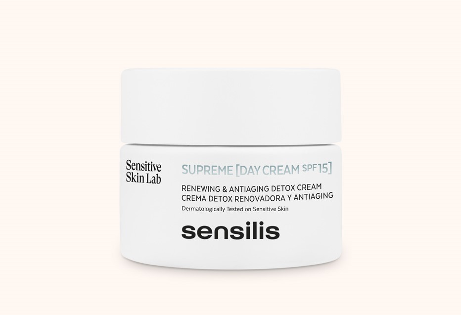 SENSILIS Supreme [Day Cream] ¿Qué puede hacer el caviar por tu piel? Mucho. Su extracto con activos reestructurantes devuelven la elasticidad y belleza a tu piel. Por eso lo usamos en este tratamiento que renueva las estructuras cutáneas y atenúa eficazmente las arrugas.