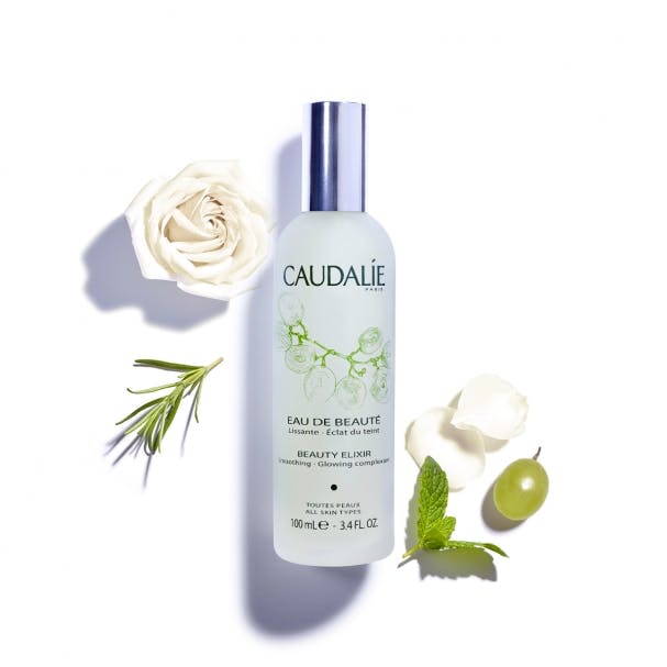 CAUDALIE Inspirada en el elixir de Juventud de la Reina de Hungría en el siglo XVI, la fórmula del Agua de Belleza es única