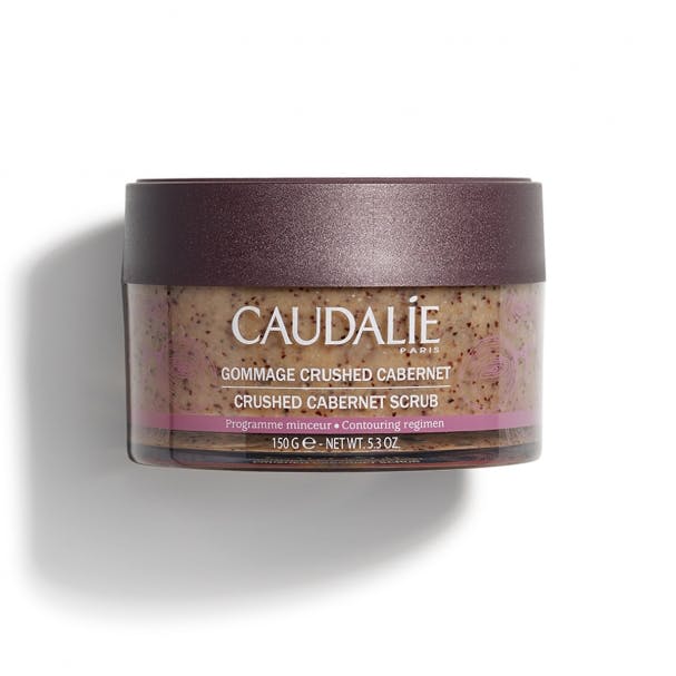 CAUDALIE Gommage Crushed Cabernet es el tratamiento emblemático del Spa Vinothérapie. Este exfoliante corporal con pepitas de uva y 6 aceites esenciales deja la piel suave, tersa y sedosa.