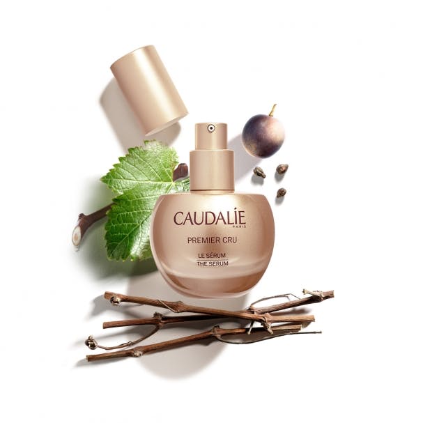 CAUDALIE Vinergy®, Premier Cru El Sérum revitaliza intensamente la piel y la carga de energía para corregir los signos de la edad