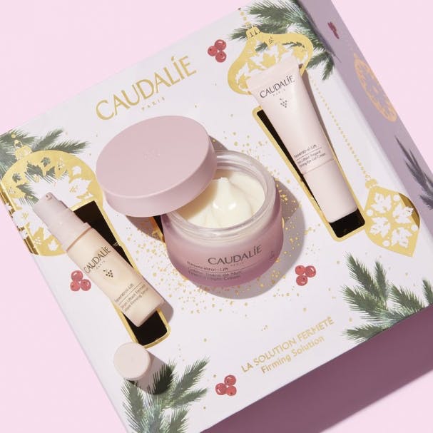 CAUDALIE Crema Tisana de Noche Resveratrol-Lift 50 mL: gracias a su asociación patentada de resveratrol, ácido hialurónico y booster de colágeno vegano, la Crema Tisana de Noche antiarrugas, reconfortante regenera la piel