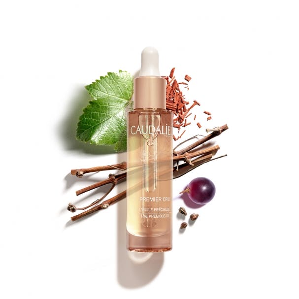 Alianza perfecta entre sensorialidad y eficacia, Premier Cru El Aceite Precioso se funde con la piel para llevar a cabo una acción antiedad global adaptada a sus necesidades. Las arrugas se alisan, la piel está más firme y luminosa. Gracias a su textura única, este aceite seco se absorbe rápidamente. Su perfume emblemático Premier Cru mezcla las notas sutiles de una infusión de pétalos de rosa en una barrica de roble. Beneficios: Proporciona confort y resplandor Nutre la piel Reafirma la piel