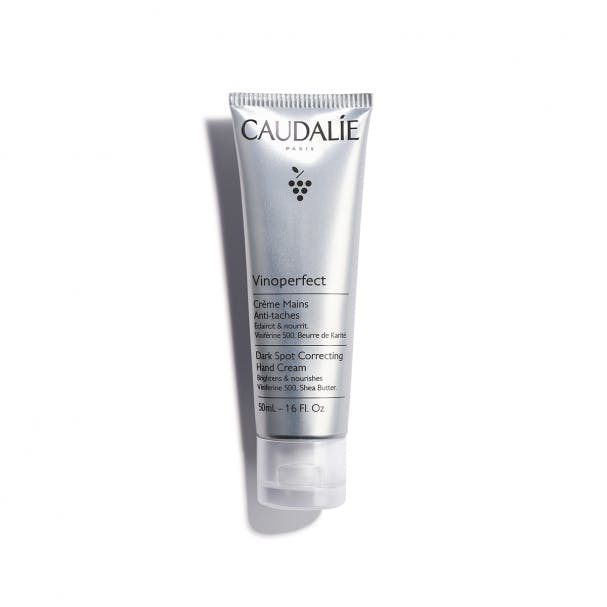CAUDALIE la Crema Antimanchas para Manos Vinoperfect difumina visiblemente las manchas oscuras, previene su aparición y nutre las manos sin dejar película grasa