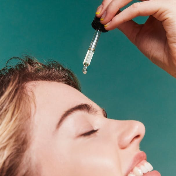 El Aceite de Noche Detox ayuda a regenerar las pieles estresadas para lucir un cutis fresco al despertar. Contiene 5 aceites preciosos: aceite de pepitas de uva rico en Omega 6, aceite de rosa mosqueta, aceite de almendra dulce, aceites esenciales de neroli y de lavanda. Beneficios: El 96% notó su piel revitalizada* *Estudio clínico, 21 mujeres, 28 días, autoevaluación, % de satisfacción. El Aceite de Noche Detox es adecuado para todo tipo de pieles, incluso para las pieles mixtas a grasas. Su textura de aceite seco penetra rápidamente y no deja un acabado pegajoso. Fórmula: Certificación bio Vegano 100% de ingredientes de origen natural Sin PEG, sin siliconas. Nota Yuka: Buena