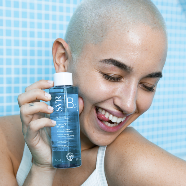 SVR [B3] Essence Hydra. Solución reparadora Hidratante, efecto relleno. LABORATOIRE DERMATOLOGIQUE. Piel sensible, piel deshidratada, falta de confort y arrugas. Esta esencia, concentrada en vitamina B3, alivia, suaviza e hidrata durante 24 horas seguidas. Activa y prepara la piel para un mejor cuidado y una mayor absorción de los ingredientes activos. Día tras día, la calidad de la piel mejora y se fortalece. ¡Resultados visibles! Después de una aplicación: • +46 % piel calmada • +20 % piel firme • +22 % piel más elástica Después de un mes: • -46 % signos de fatiga • -21 % de patas de gallo