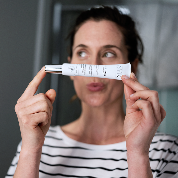 SVR CLAIRIAL sérum. Corrector integral anti-manchas y luminosidad. Para todas las pieles sensibles. Para todo tipo de manchas relacionadas con el sol, envejecimiento, embarazo, imperfecciones, tez irregular. Rostro, cuello, escote, manos. Adultos. Prescripción dermatológica anti-manchas N.º 1: CLAIRIAL SÉRUM ofrece una reducción visible de las manchas a partir de 2 semanas. Previene y limita la reaparición de las manchas, incluso las más difíciles de corregir. ¡Su textura superfina hidratante y su fragancia floral y amaderada sin alérgenos nos lleva a una aplicación supersensorial! Consumir sin moderación para obtener unos resultados impresionantes.