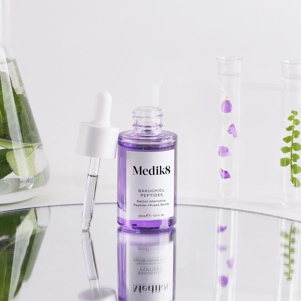 MEDIK8 BAKUCHIOL PEPTIDES ™ Suero con infusión de Péptidos Alternativa al Retinol. Bakuchiol Peptides ayuda a reducir la apariencia de líneas finas y arrugas y mejora la textura y el tono general de la piel