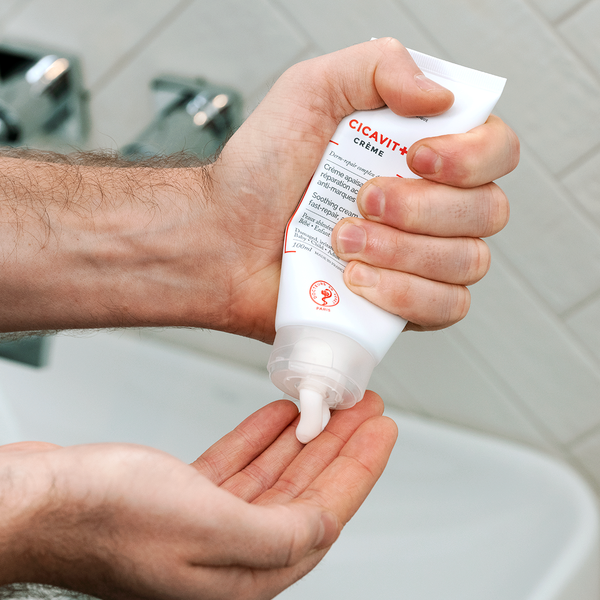 SVR CICAVIT+ Creme Crema calmante con reparación acelerada anti-marcas. Para todas las pieles dañadas e irritadas: Sequedad, enrojecimiento, piel agrietada, sensación de calor, rojeces en las nalgas, marcas de varicela, tatuajes, procedimientos posdermatológicos (peeling, láser), inflamaciones, quemaduras solares, depilación, afeitado. Cicavit+ Crema acelera la reparación de la piel X7-y alivia intensamente la piel dañada e irritada de toda la familia. Su ventaja: una acción mejorada anti-marcas y anti-irritaciones para una cicatrización sin marcas y sin enrojecimiento. Su textura fundente proporciona confort y protección inmediata.
