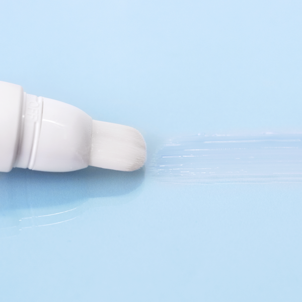 SVR CLAIRIAL Night Peel Exfoliación suave que corrige las manchas oscuras. Para todo tipo de pieles, incluso sensibles. Para todo tipo de manchas oscuras debidas al envejecimiento cutáneo, una tez irregular, manchas o el sol. Cara. Adultos. Con el paso de los años, aparecen manchas oscuras y se asientan. Todos queremos redescubrir nuestra tez de muñeca, así que ¡exigimos acción! Clairial Night Peel es una exfoliación facial que actúa sobre las manchas oscuras, pero en casa. Combinamos la fórmula central de nuestro producto estrella, Clairial Sérum, con una enzima de papaya que, gracias a su acción queratolítica en la superficie de la piel, desvanece las manchas oscuras. Desde la primera noche la piel está más clara y luminosa. Noche tras noche, las manchas oscuras son menos visibles y la piel está más uniforme y radiante. Su punta en forma de pincel permite que el tratamiento se aplique suavemente, de manera uniforme y precisa. Puede utilizarse como crema de noche o como mascarilla.