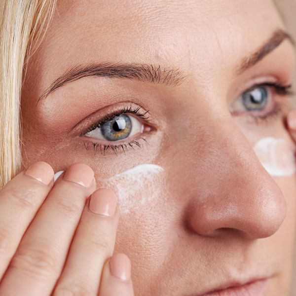 CREAM CLEANSE™ Limpiador rico y nutritivo. Comience y termine su día con una experiencia de limpieza profundamente nutritiva. La manteca de karité natural y los agentes de limpieza a base de plantas trabajan juntos para aumentar la capacidad del limpiador