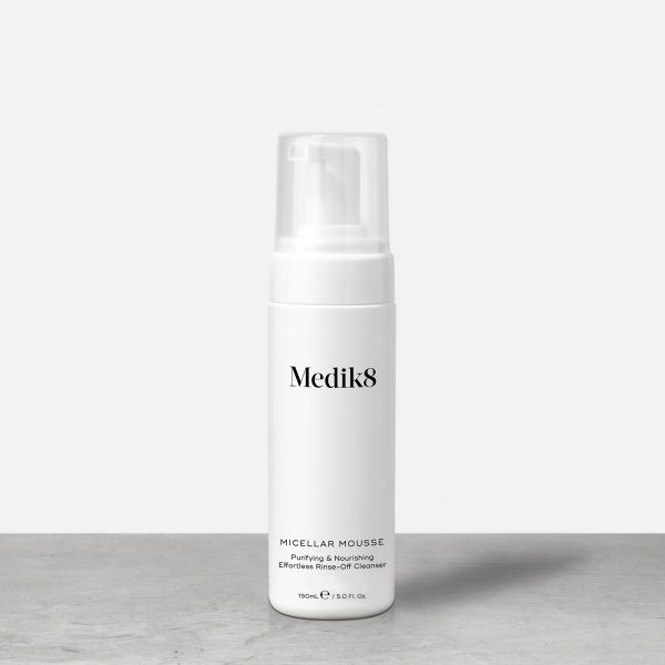 MEDIK8 MICELLAR MOUSSE™ Limpiador purificante y nutritivo de aclarado fácil. Una mousse de limpieza ultra suave como cachemira que disuelve rápidamente el maquillaje y las impurezas para dejar la piel suave, flexible e hidratada