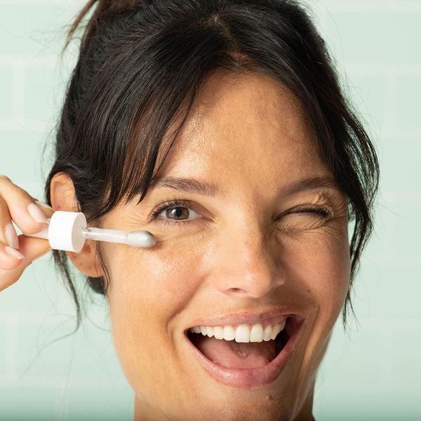 La piel alrededor de los ojos es la primera zona que muestra nuestros signos de la edad en forma de ojeras, bolsas y finas líneas seguidas de arrugas. Además, es una zona donde es fundamental adaptar un tratamiento específico para cada momento, ya sea de día o de noche. ¿Sabías que tu piel tiene su propio reloj biológico llamado ritmo circadiano? AMPOULE REFRESH & RELAX son los 2 contornos complementarios que van a tonificar tu mirada durante el día y regenerar por la noche. SVR LABORATOIRE COSMETIQUE Ampoule Refresh. Concentrado de ojos tonificante y alisante. Sérum para despertar, tonificar y suavizar el contorno de tus ojos en tu día a día. Este sérum de día ultra-fresco despierta, tonifica y suaviza el contorno de los ojos. Enriquecido con cafeína, estimula la piel del contorno de ojos, favorece la microcirculación y descongestiona la piel para actuar en las ojeras y bolsas de debajo de los ojos. Formulado con péptidos y ácido hialurónico, el área ocular se alisa, reafirma e hidrata, lista para todo el día. Además, ¡viene con un innovador aplicador! Una pipeta metálica diseñada para masajear el producto directamente en esta área para un efecto refrescante instantáneo, maximizando la acción para eliminar bolsas y ojeras. No más sombras e hinchazones por la mañana: los ojos quedan frescos, despiertos y alisados.     EFICACIA PROBADA EN PIELES SENSIBLES ALREDEDOR DE LOS OJOS:   • 27% Reducción visible de las ojeras • 31% Reducción de bolsas de debajo los ojos • 24% Reducción de arrugas y finas líneas • 40% Piel más firme alrededor del ojo