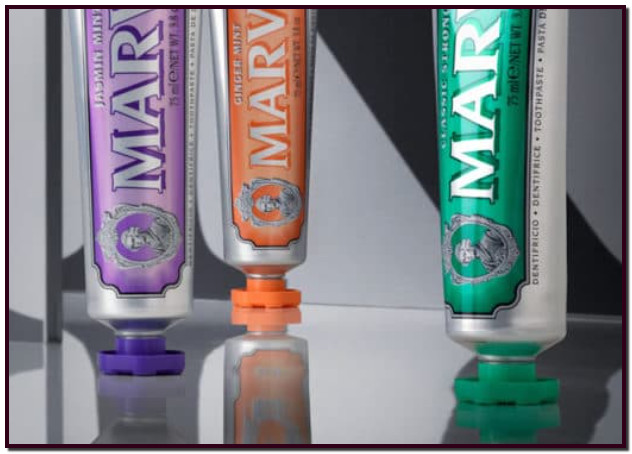 Un dentífrico diferente y atrevido. Marvis presenta una idea diferente y atrevida, alejada del dentífrico tradicional. Se trata de una pintoresca marca que nació con la idea de transformar el hábito cotidiano de la limpieza bucal para convertirlo en un momento agradable y placentero. Sus productos son perfectos para un público curioso y abierto a nuevas experiencias. Propiedad de la compañía de cosmética Ludovico Martelli, originaria de Florencia (Italia) y familia de los productos de Proraso, para el cuidado de la piel masculina, Marvis crea sabores únicos que cautivan y generan un torbellino de sensaciones. Presenta una característica textura compacta, muy agradable, y aporta una sensación de frescura incomparable mientras cuida y protege los dientes. Marvis cuenta con una línea de productos de estética vintage que se compone de un total de siete insólitos sabores: Classic Strong: la más clásica, enérgica y exuberante, con sabor a menta fuerte que proporciona un frescor sin límites durante horas. Jasmin es una auténtica e inusual provocación para los sentidos, con notas florales de jazmín en las que poco a poco se va percibiendo la menta más fresca. Ginger es hipnótica, seductora y apasionada. Un explosivo sabor a jengibre con notas mentoladas en el que se produce un contraste entre lo exótico y lo clásico. Amarelli Licorice sorprende por el toque sensual, agridulce y placentero del regaliz más intenso. Aquatic Mint es sinónimo de frescura, que recuerda a la brisa del mar, el agua cristalina y el delicado frescor de la menta suave. Cinnamon evoca el ambiente tropical con una mezcla intensa e inusual de canela y menta, especialmente indicada para los más sibaritas. Whitening Mint, como un remolino de menta fresca de larga duración, es el perfecto dentífrico perfecto para blanquear los dientes sin dejar de sentir el sabor de la menta más fuerte.