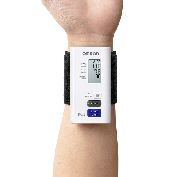 NightView  Monitor de presión arterial de muñeca automático OMRON HEM-9601T-E3 Conocer tu presión arterial tanto de día como de noche Monitor de presión arterial de muñeca automático 3 años de garantía. NightView es una forma completamente silenciosa de medir la presión arterial de día y también de noche de forma automática mientras duermes tranquilamente. NightView es el primer monitor de muñeca doméstico diseñado para medir la presión arterial nocturna. Incluso teniendo controlada la presión arterial diurna, una de cada cuatro personas tiene una enfermedad llamada «hipertensión nocturna». Con NightView, podrás: Conocer tu presión arterial tanto de día como de noche Hacer un seguimiento de tu progreso y compartir los datos con el médico para mejorar los planes de tratamiento