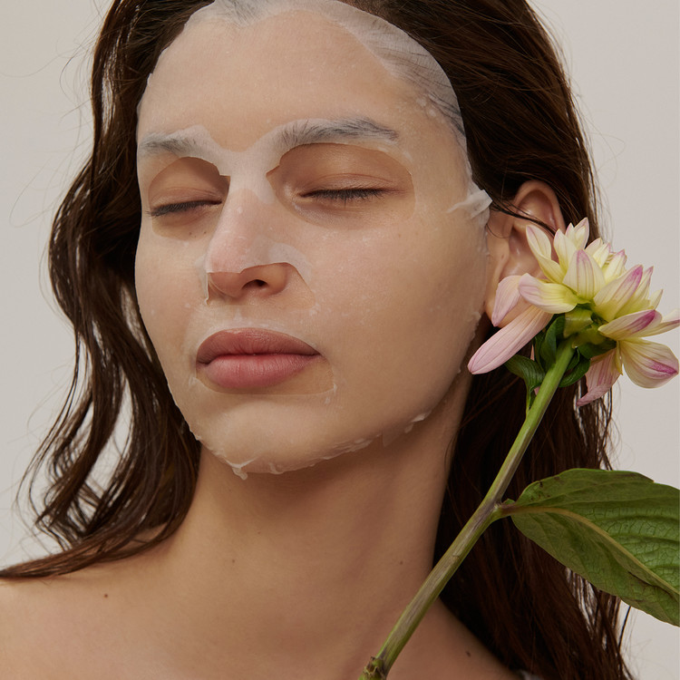 BOUTIJOUR Lotus Water Calming Mask. El loto, símbolo de la belleza y la pureza, se arraiga en el lodo, pero crece con brotes llenos de humedad y nutrientes que tienen beneficios restauradores para la piel. Con una infusión de agua concentrada de Lotus y extractos de Centella Asiastica, té verde y beta-glucano, esta mascarilla de microfibra ultrafina suave como la seda brinda una terapia calmante e hidratante. Lotus Water Calming Mask es perfecta para la piel cansada y deshidratada después de un largo día.